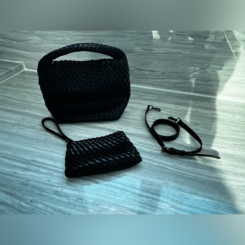 Club Pochette Black weaved handbag with wristlet